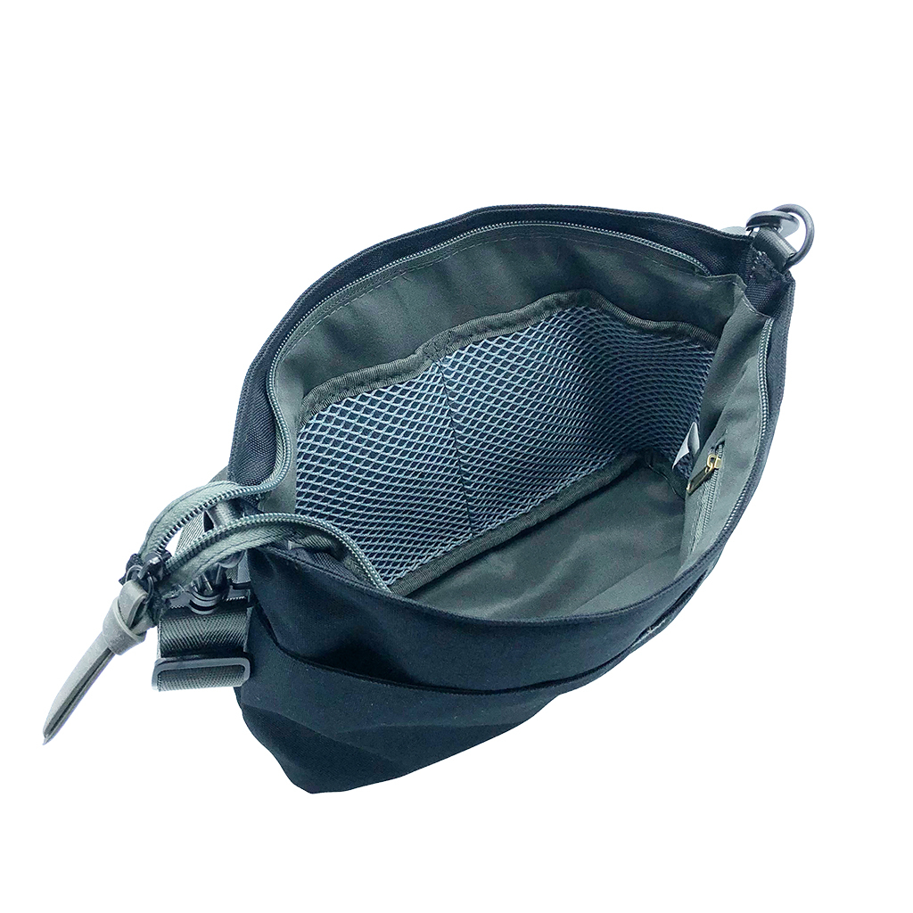 [ONE MILEシリーズ] 横長 ファスナー付きショルダーバッグ | 軽量 ポシェット サブバッグ シンプル アウトドア 黒 ブラック 4X30