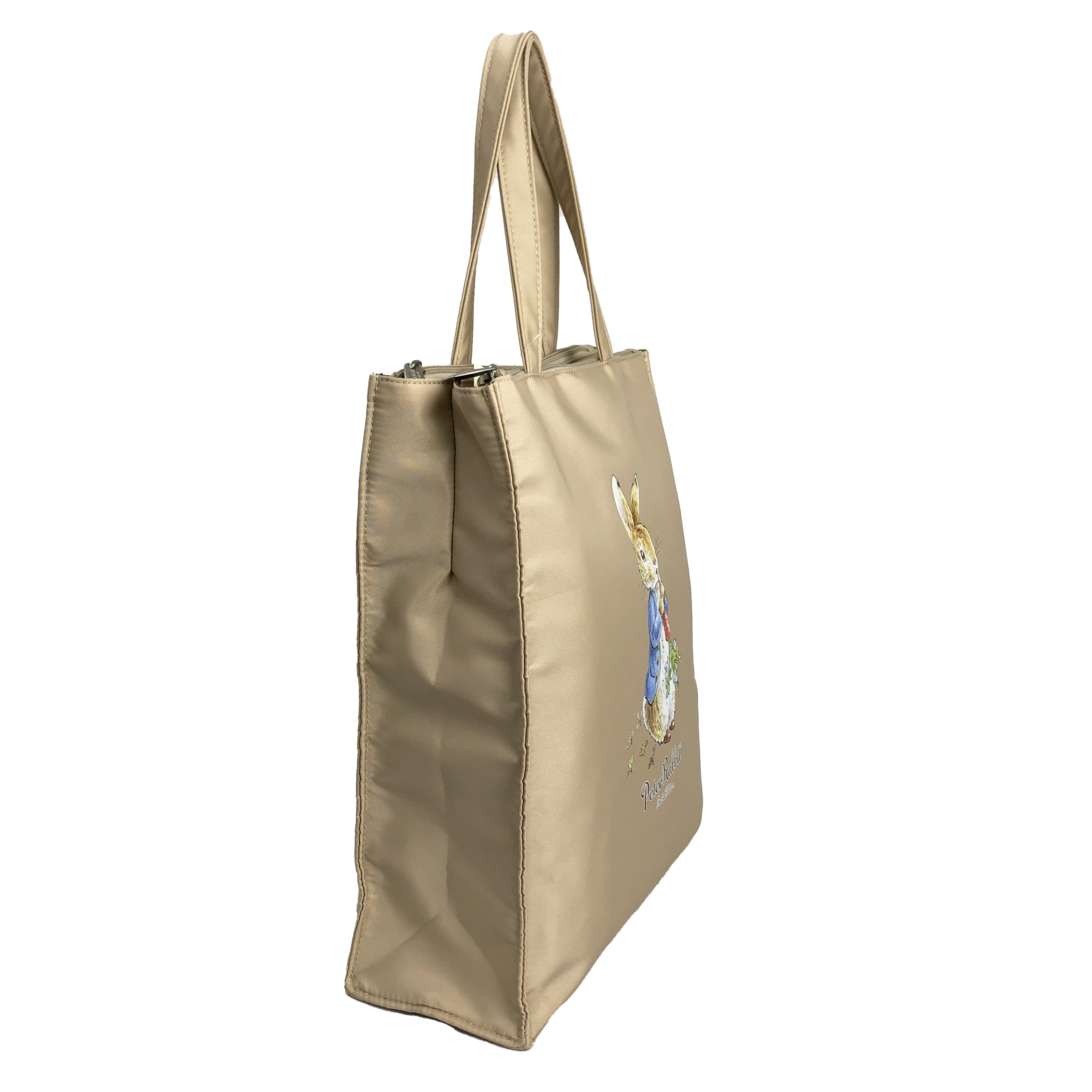  [ピータ―ラビット (ＴＭ )] A4サイズ対応 トートバッグ ハンドバッグ サブバッグ 手持ちタイプ 撥水 ポケット充実 ファスナー付き 大人 上品 かわいい レディース PETERRABBIT(ＴＭ) うさぎ ねこ レッスンバッグ 買い物 お稽古 習い事 縦型トート 0635　00ベージュ