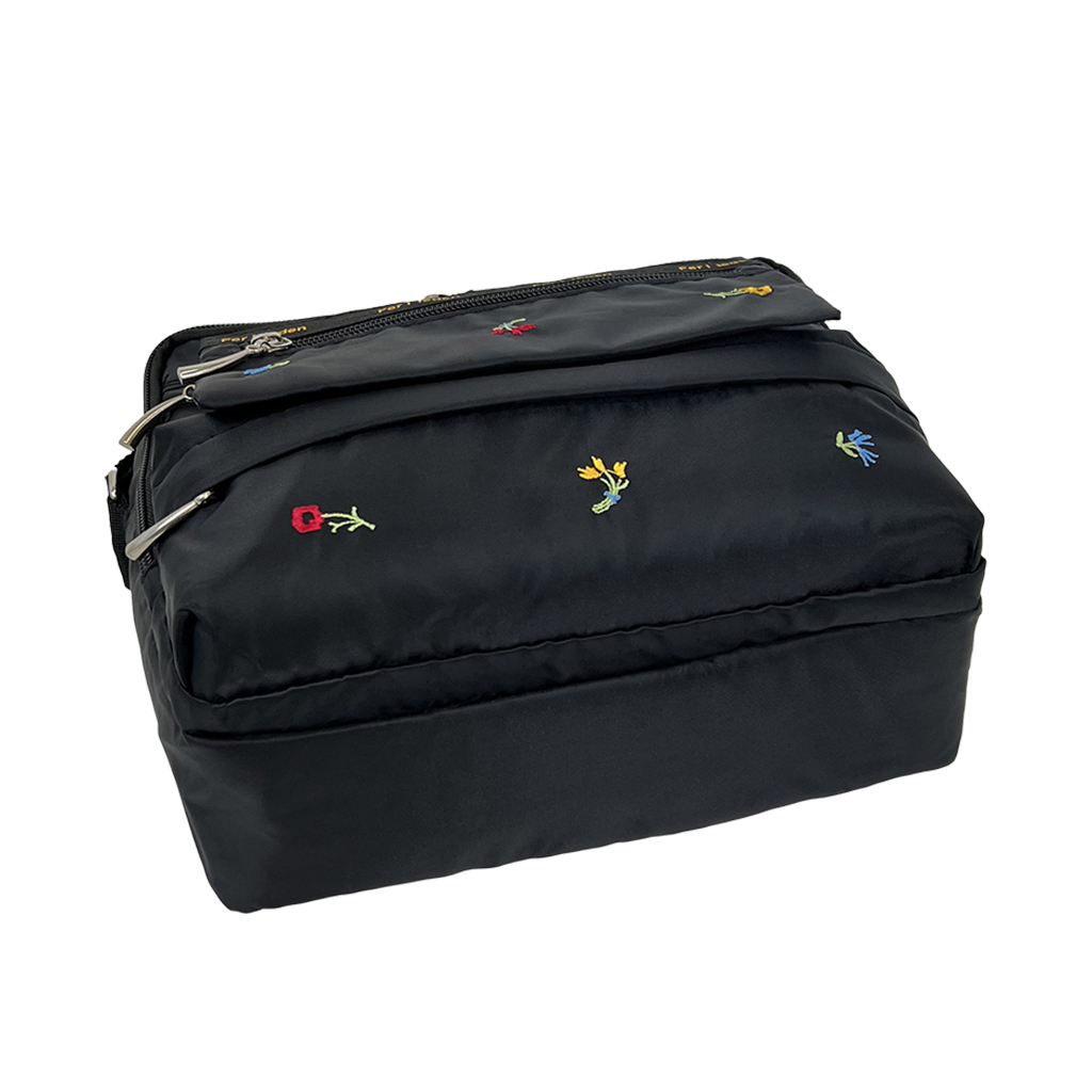 [Sofia Valentino ソフィアバレンチノ] 小花柄 刺繍 ショルダーバッグ | ボンディング素材 軽量 多収納 ななめ掛け フラップ ファスナー付 ポシェット 花柄 黒 ブラック 4792