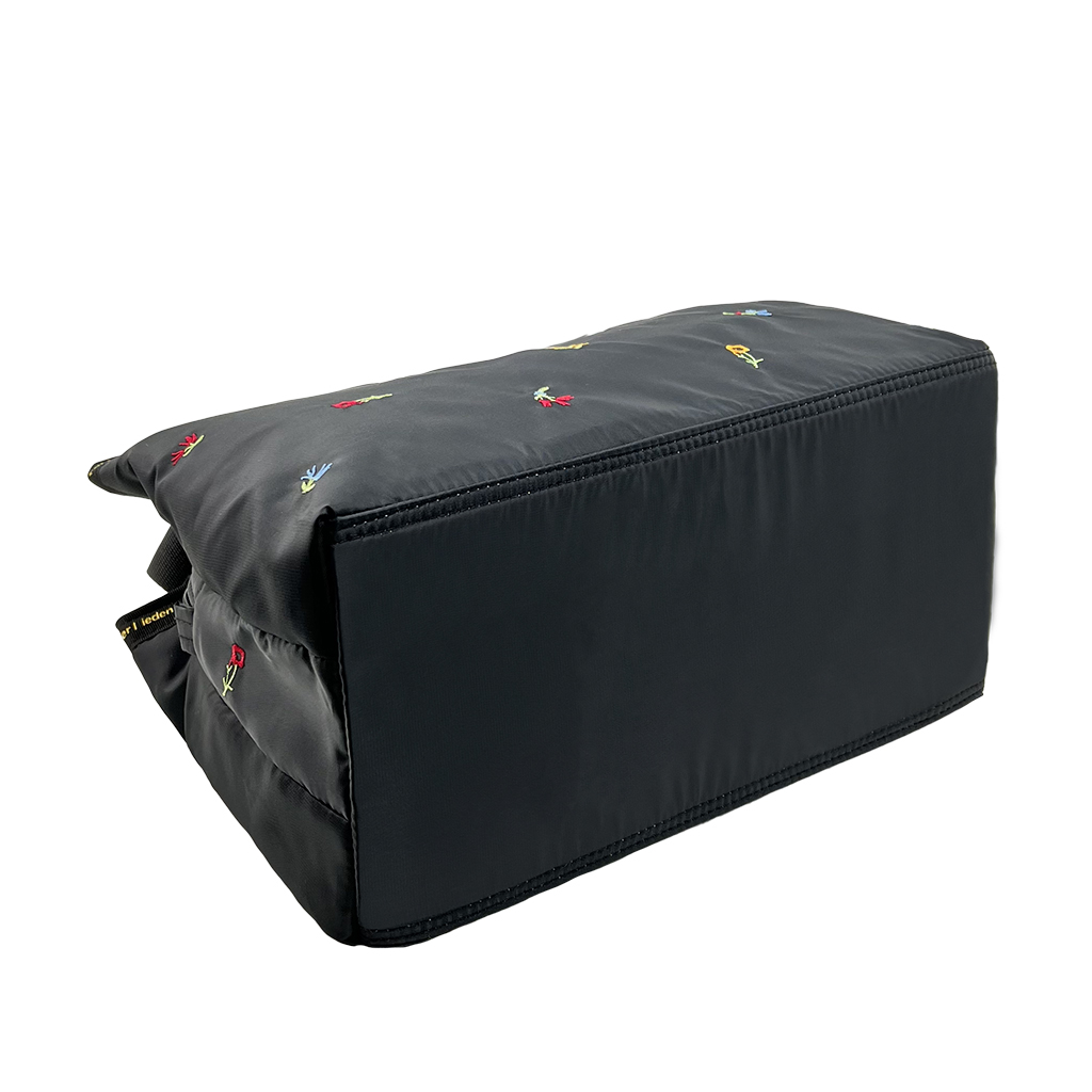 [Sofia Valentino ソフィアバレンチノ] 小花柄 刺繍 3層トートバッグ  | 軽量 ボンディング素材 手提げバッグ 収納力抜群 かわいい レディース 花柄 黒 ブラック 4799