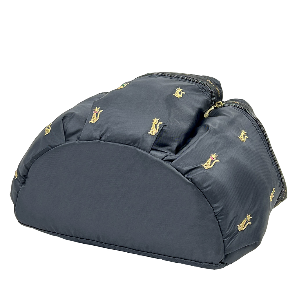 [Sofia Valentino ソフィアバレンチノ] ネコ柄 刺繍 3ポケットリュック | 軽量  　刺しゅう多収納 かわいい 猫 ねこ 黒 ブラック 4921