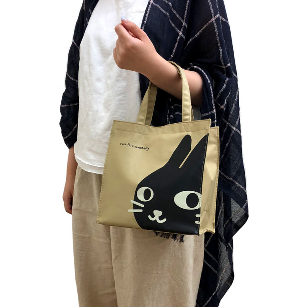 [nekoningen ネコ人間] 猫好き必見♪ コンパクト 手提げバッグ | かわいい 猫柄 ねこにんげん 軽量 撥水 お弁当バッグ 茶系 ベージュ 6821 