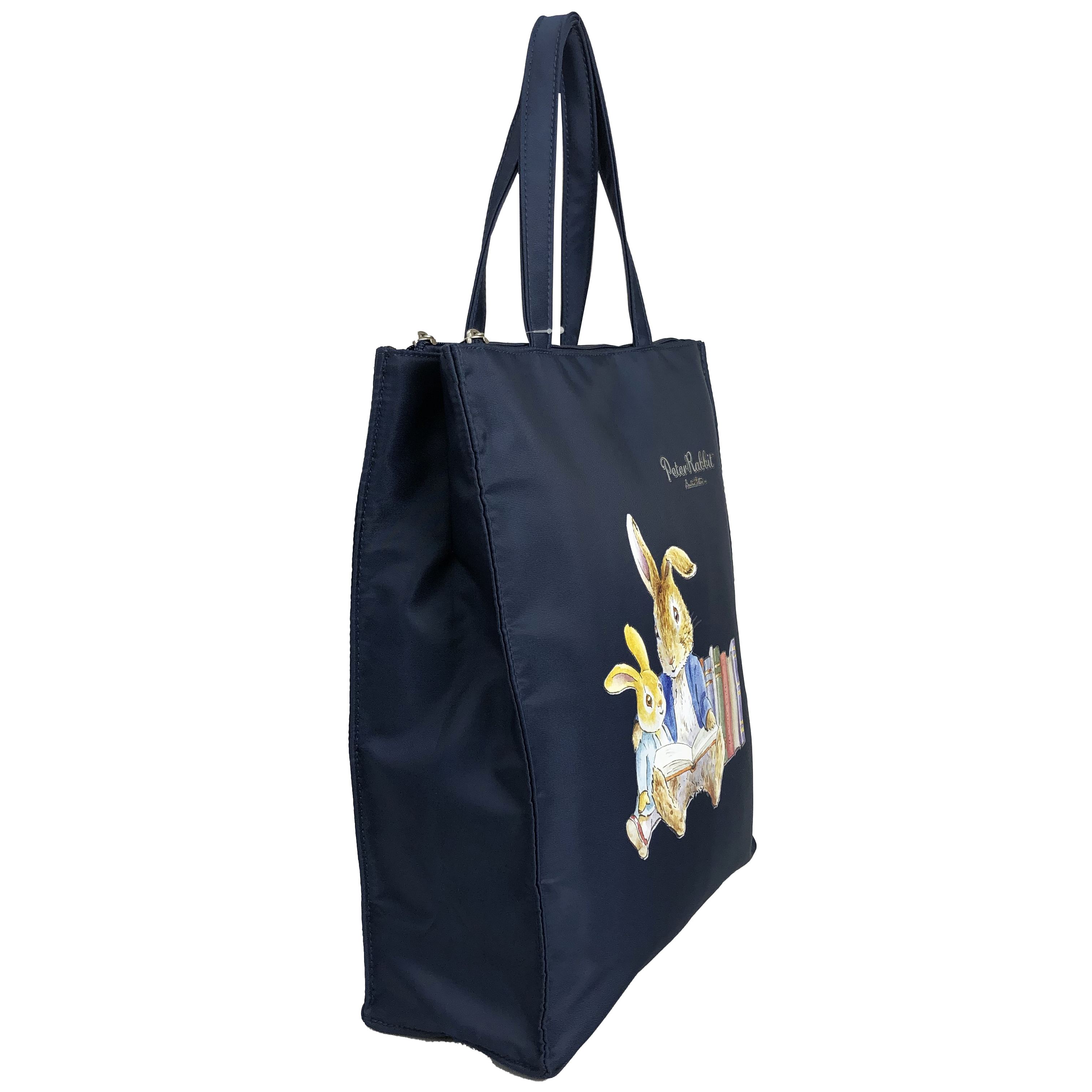  [ピータ―ラビット (ＴＭ )] A4サイズ対応 トートバッグ ハンドバッグ サブバッグ 手持ちタイプ 撥水 ポケット充実 ファスナー付き 大人 上品 かわいい レディース PETERRABBIT(ＴＭ) うさぎ ねこ レッスンバッグ 買い物 お稽古 習い事 縦型トート 0635　01ネイビー LittleBook