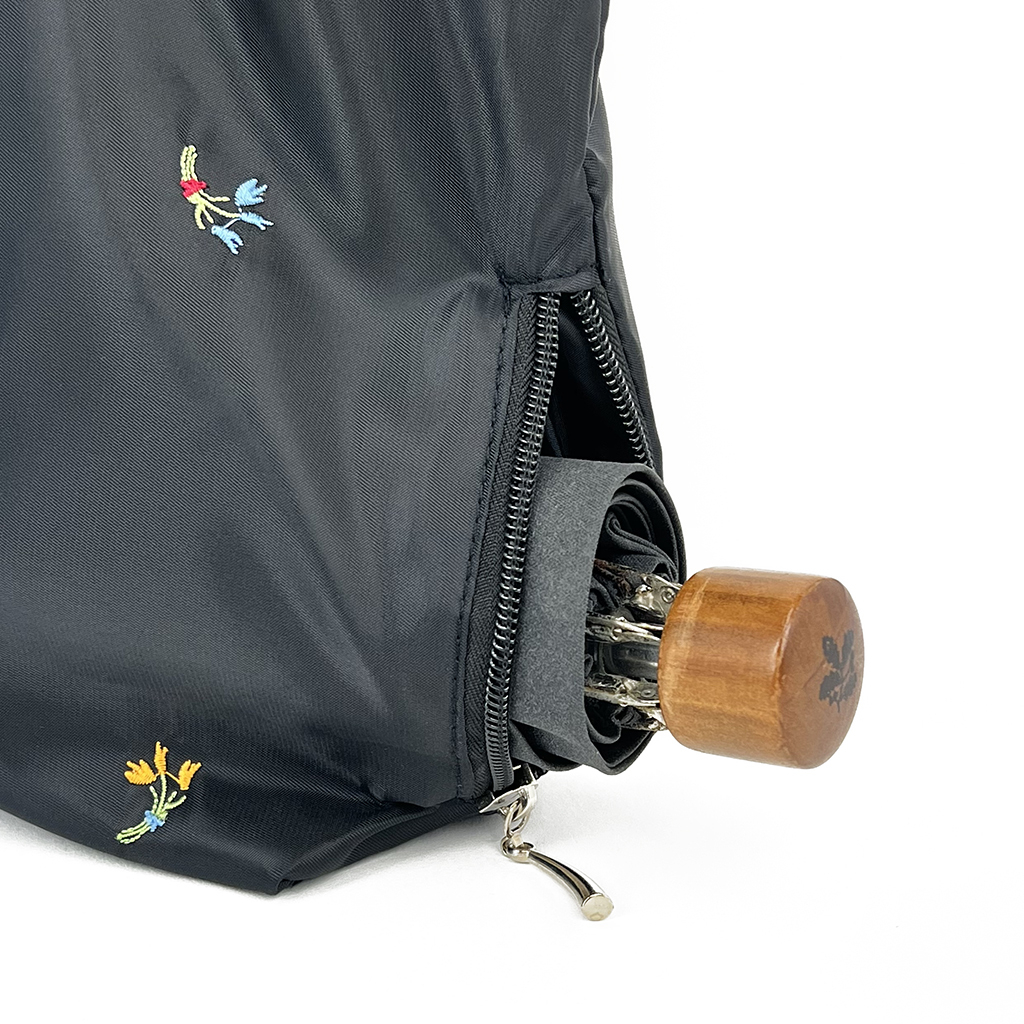 [Sofia Valentino ソフィアバレンチノ] 小花柄 刺繍 横型トートバッグ | ボンディング素材 軽量 開閉ファスナー 傘ポケット 収納力抜群 マチ付きトート 花柄 黒 ブラック 4794