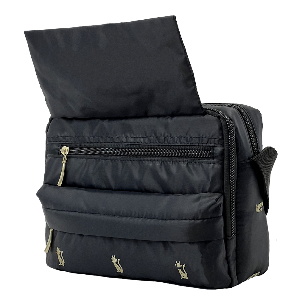 [Sofia Valentino ソフィアバレンチノ] ネコ柄 刺繍 ショルダーバッグ | ボンディング素材 軽量 収納力抜群 ななめ掛け フラップ ファスナー付 ポシェット ねこ ブラック 4915