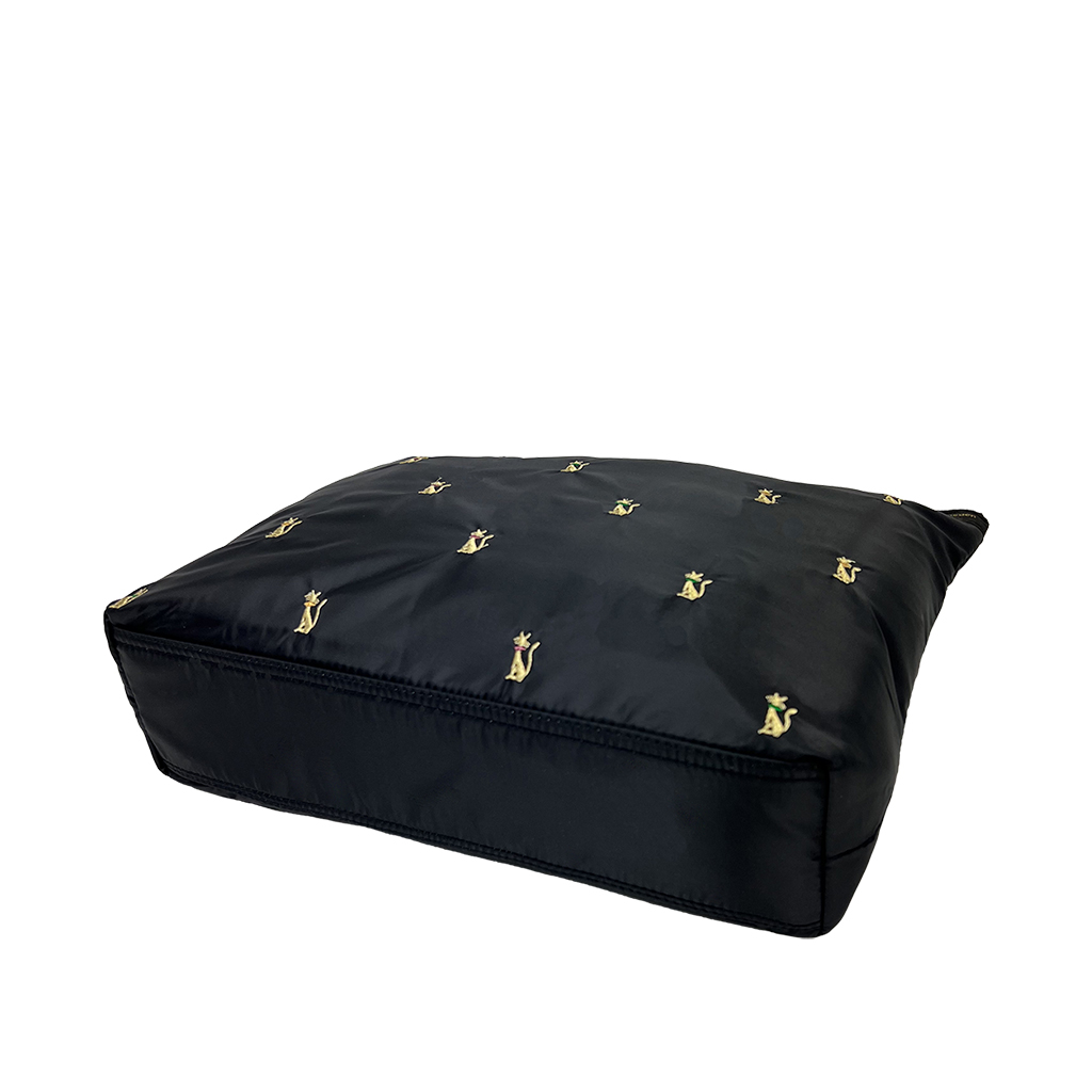 [Sofia Valentino ソフィアバレンチノ] ネコ柄 刺繍 横型トートバッグ | 軽量 ファスナー開閉 レデイース 傘ポケット 収納力 かわいい 猫 ねこ 黒 ブラック 4917