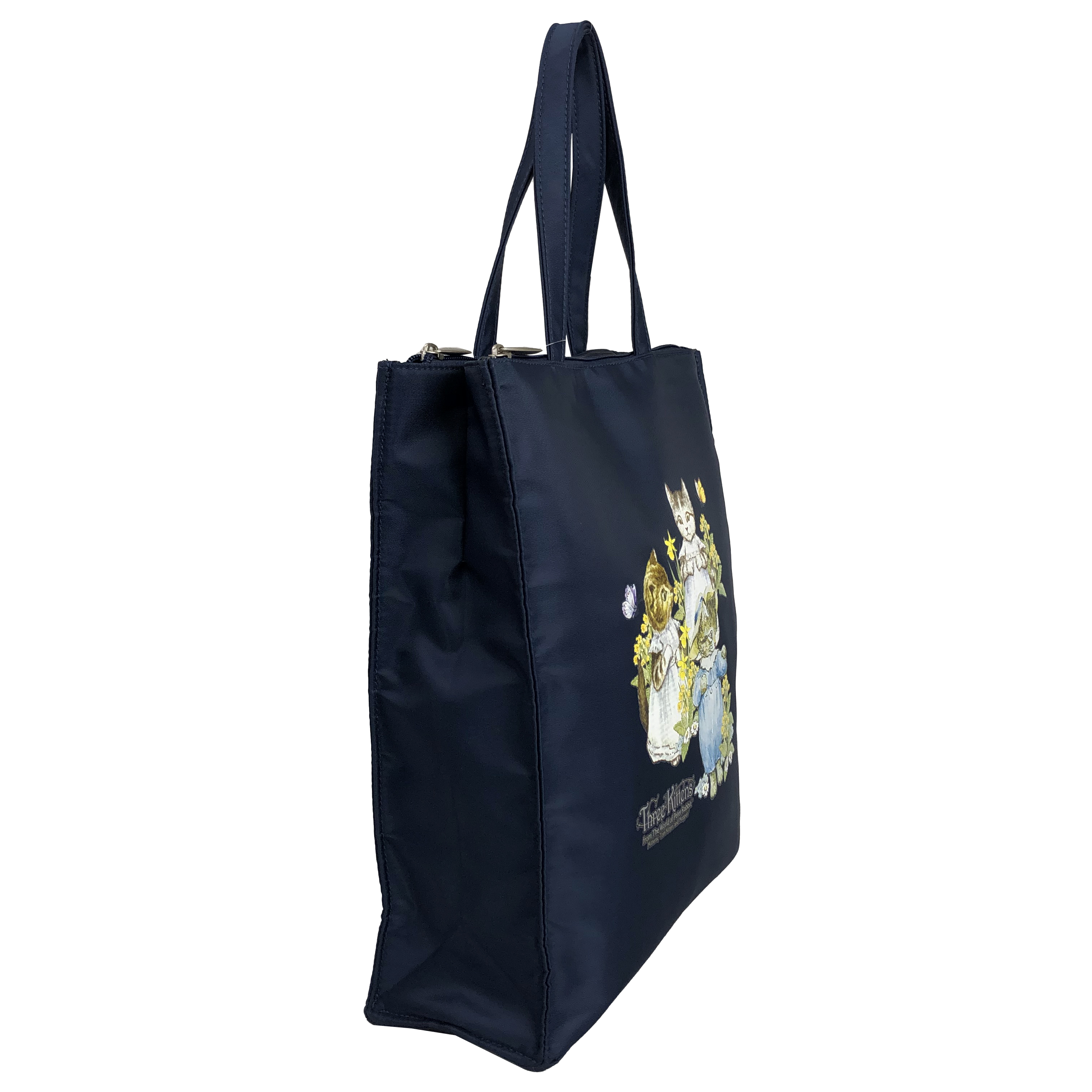  [ピータ―ラビット (ＴＭ )] A4サイズ対応 トートバッグ ハンドバッグ サブバッグ 手持ちタイプ 撥水 ポケット充実 ファスナー付き 大人 上品 かわいい レディース PETERRABBIT(ＴＭ) うさぎ ねこ レッスンバッグ 買い物 お稽古 習い事 縦型トート 0635　02ネイビー ThreeKittens