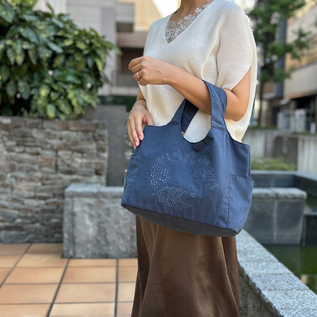 [LAFIEL ラフィール]  ピーチスキン風 刺繍シリーズ ボタニカル くり手 ハンドル トートバッグ | シンプル ナチュラル フェミニン レディース 灰色 グレージュ くすみ グレー 47A9
