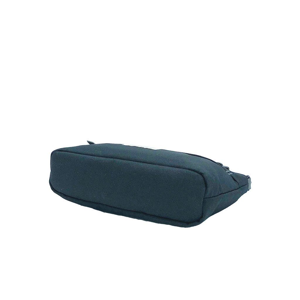 [ONE MILEシリーズ] 横長 ファスナー付きショルダーバッグ | 軽量 ポシェット サブバッグ シンプル アウトドア 黒 ブラック 4X30