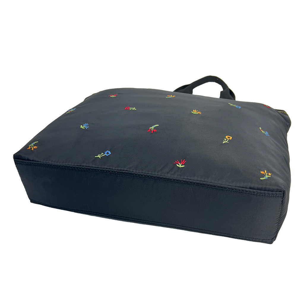 [Sofia Valentino ソフィアバレンチノ] 小花柄 刺繍 横型トートバッグ | ボンディング素材 軽量 開閉ファスナー 傘ポケット 収納力抜群 マチ付きトート 花柄 黒 ブラック 4794