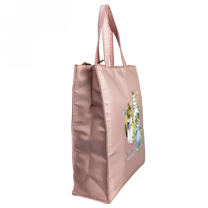  [ピータ―ラビット (ＴＭ )] A4サイズ対応 トートバッグ ハンドバッグ サブバッグ 手持ちタイプ 撥水 ポケット充実 ファスナー付き 大人 上品 かわいい レディース PETERRABBIT(ＴＭ) うさぎ ねこ レッスンバッグ 買い物 お稽古 習い事 縦型トート 0635　02ピンク ThreeKittens