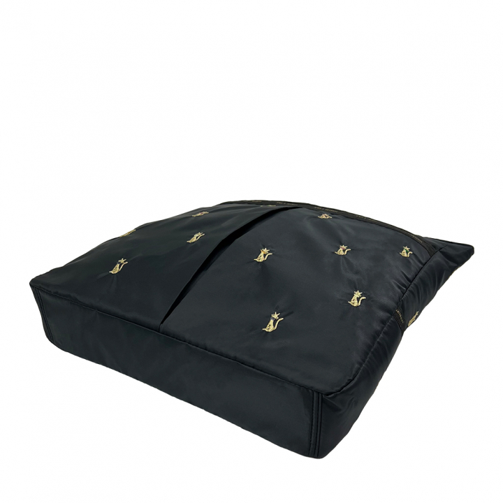 [Sofia Valentino ソフィアバレンチノ] ネコ柄 刺繍 縦型トートバッグ |  軽量 ファスナー開閉 収納力 かわいい 刺しゅう 猫 ねこ 黒 ブラック 4918