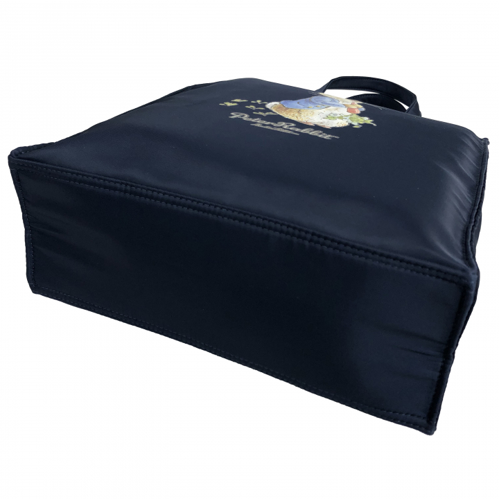  [ピータ―ラビット (ＴＭ )] A4サイズ対応 トートバッグ ハンドバッグ サブバッグ 手持ちタイプ 撥水 ポケット充実 ファスナー付き 大人 上品 かわいい レディース PETERRABBIT(ＴＭ) うさぎ ねこ レッスンバッグ 買い物 お稽古 習い事 縦型トート 0635　00ネイビー