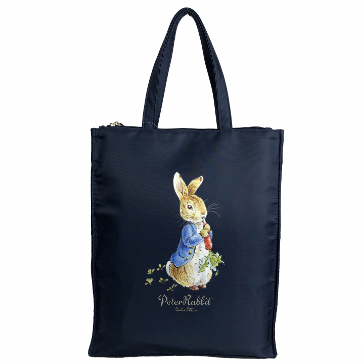  [ピータ―ラビット (ＴＭ )] A4サイズ対応 トートバッグ ハンドバッグ サブバッグ 手持ちタイプ 撥水 ポケット充実 ファスナー付き 大人 上品 かわいい レディース PETERRABBIT(ＴＭ) うさぎ ねこ レッスンバッグ 買い物 お稽古 習い事 縦型トート 0635　00ネイビー