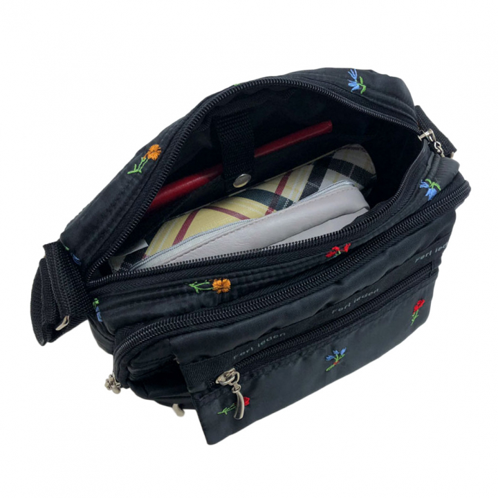 [Sofia Valentino ソフィアバレンチノ] 小花柄 刺繍 ショルダーバッグ | ボンディング素材 軽量 多収納 ななめ掛け フラップ ファスナー付 ポシェット 花柄 黒 ブラック 4792