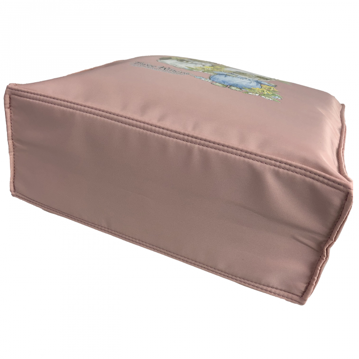  [ピータ―ラビット (ＴＭ )] A4サイズ対応 トートバッグ ハンドバッグ サブバッグ 手持ちタイプ 撥水 ポケット充実 ファスナー付き 大人 上品 かわいい レディース PETERRABBIT(ＴＭ) うさぎ ねこ レッスンバッグ 買い物 お稽古 習い事 縦型トート 0635　02ピンク ThreeKittens