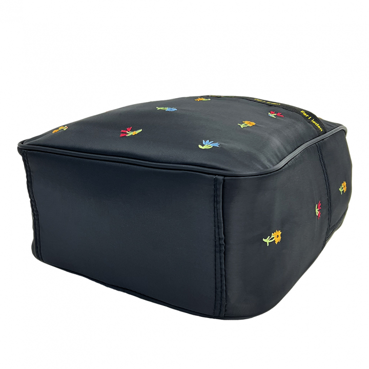 [Sofia Valentino ソフィアバレンチノ] 小花柄 刺繍 リュックサック | ボンディング素材  軽量リュック 収納力抜群 かわいい レディース 花柄 Dパック 黒 ブラック 4796