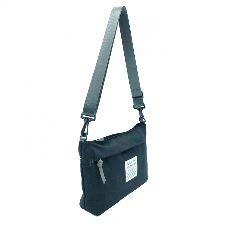 [ONE MILEシリーズ] 横長 ファスナー付きショルダーバッグ | 軽量 ポシェット サブバッグ シンプル アウトドア 黒 ブラック 4X30