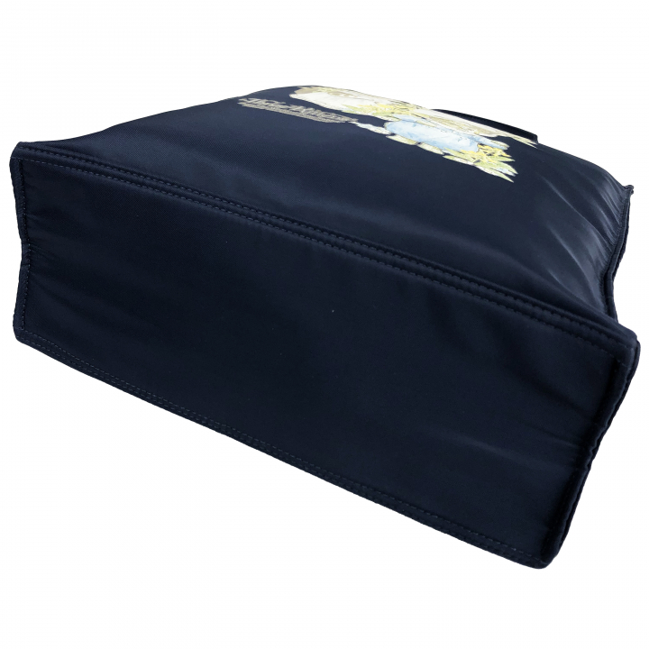  [ピータ―ラビット (ＴＭ )] A4サイズ対応 トートバッグ ハンドバッグ サブバッグ 手持ちタイプ 撥水 ポケット充実 ファスナー付き 大人 上品 かわいい レディース PETERRABBIT(ＴＭ) うさぎ ねこ レッスンバッグ 買い物 お稽古 習い事 縦型トート 0635　02ネイビー ThreeKittens