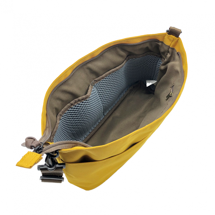 [ONE MILEシリーズ] 横長 ファスナー付きショルダーバッグ | 軽量 ポシェット サブバッグ シンプル アウトドア 黄色 イエロー 4X30