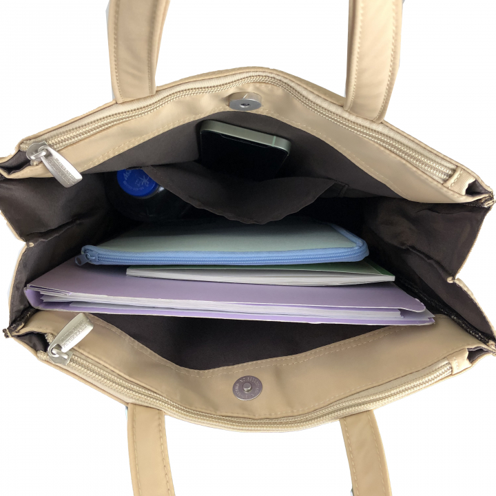  [ピータ―ラビット (ＴＭ )] A4サイズ対応 トートバッグ ハンドバッグ サブバッグ 手持ちタイプ 撥水 ポケット充実 ファスナー付き 大人 上品 かわいい レディース PETERRABBIT(ＴＭ) うさぎ ねこ レッスンバッグ 買い物 お稽古 習い事 縦型トート 0635　02ベージュ ThreeKittens