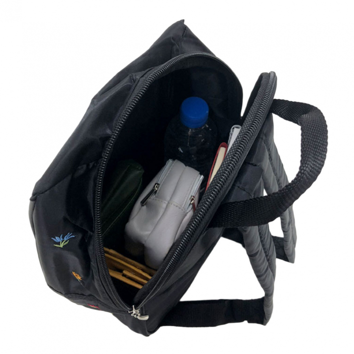 [Sofia Valentino ソフィアバレンチノ] 小花柄 刺繍 リュックサック | ボンディング素材  軽量リュック 収納力抜群 かわいい レディース 花柄 Dパック 黒 ブラック 4796