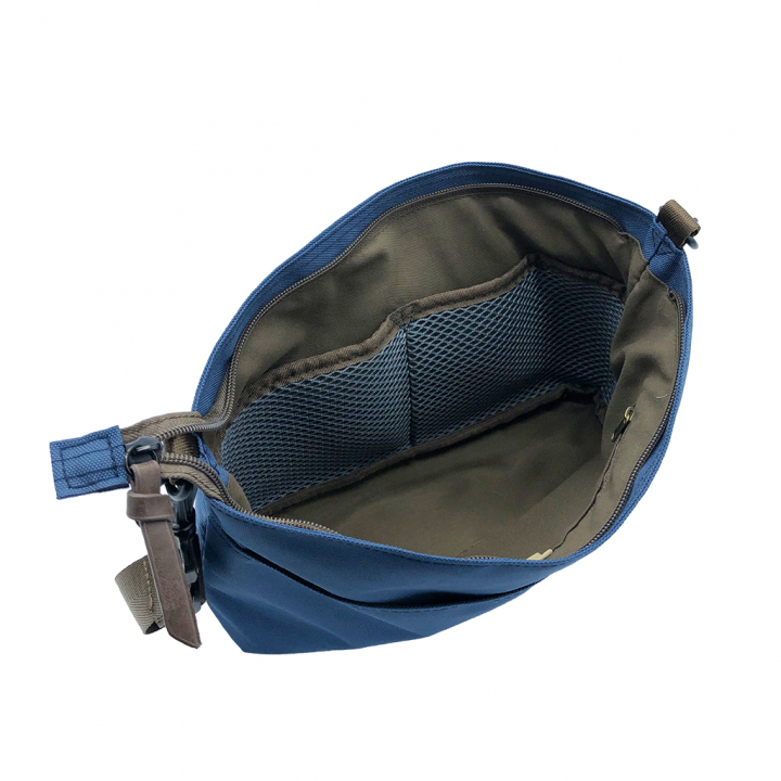 [ONE MILEシリーズ] 横長 ファスナー付きショルダーバッグ | 軽量 ポシェット サブバッグ シンプル アウトドア  青 ブルー 4X30