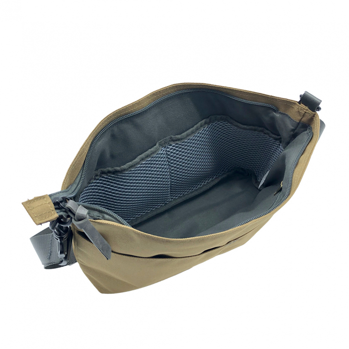 [ONE MILEシリーズ] 横長 ファスナー付きショルダーバッグ | 軽量 ポシェット サブバッグ シンプル アウトドア 茶 ブラウン 4X30