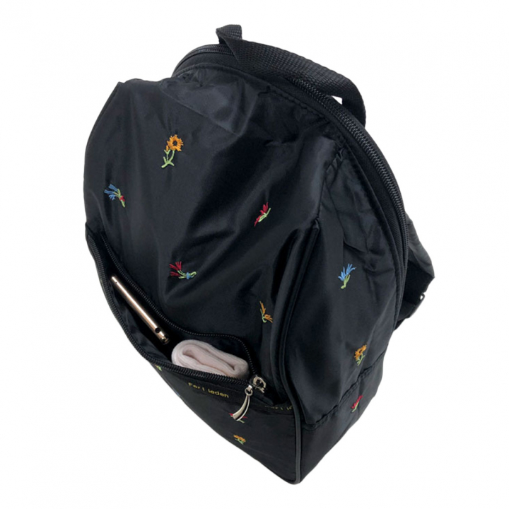 [Sofia Valentino ソフィアバレンチノ] 小花柄 刺繍 リュックサック | ボンディング素材  軽量リュック 収納力抜群 かわいい レディース 花柄 Dパック 黒 ブラック 4796