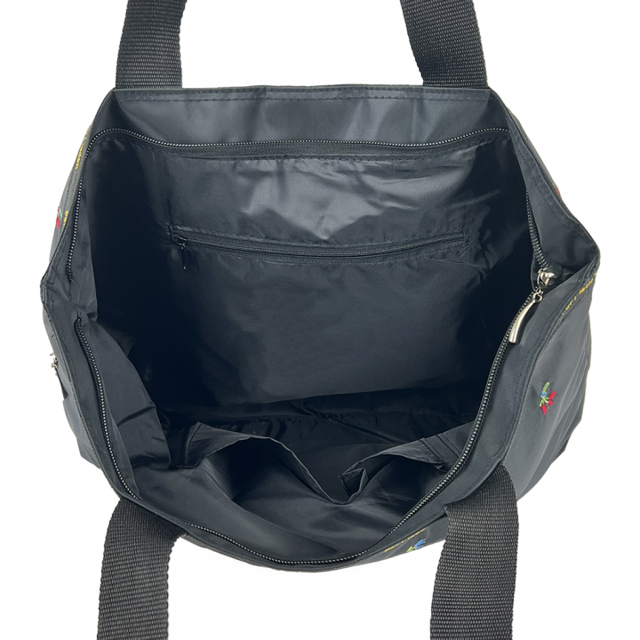 [Sofia Valentino ソフィアバレンチノ] 小花柄 刺繍 横型トートバッグ | ボンディング素材 軽量 開閉ファスナー 傘ポケット 収納力抜群 マチ付きトート 花柄 黒 ブラック 4794