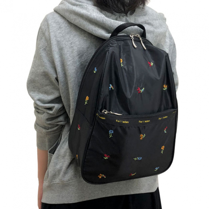 [Sofia Valentino ソフィアバレンチノ] 小花柄 刺繍 リュックサック | ボンディング素材  軽量リュック 収納力抜群 かわいい レディース 花柄 Dパック 黒 ブラック 4796