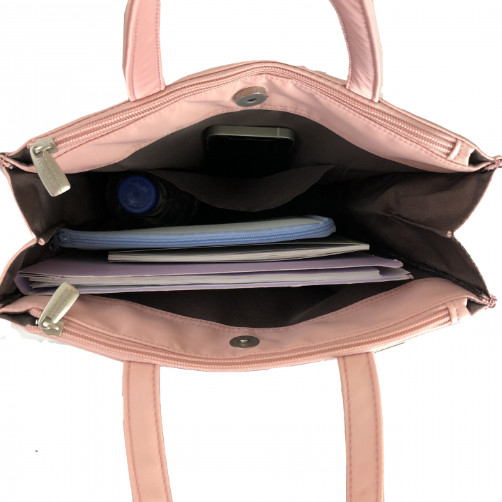  [ピータ―ラビット (ＴＭ )] A4サイズ対応 トートバッグ ハンドバッグ サブバッグ 手持ちタイプ 撥水 ポケット充実 ファスナー付き 大人 上品 かわいい レディース PETERRABBIT(ＴＭ) うさぎ ねこ レッスンバッグ 買い物 お稽古 習い事 縦型トート 0635　01ピンク LittleBook