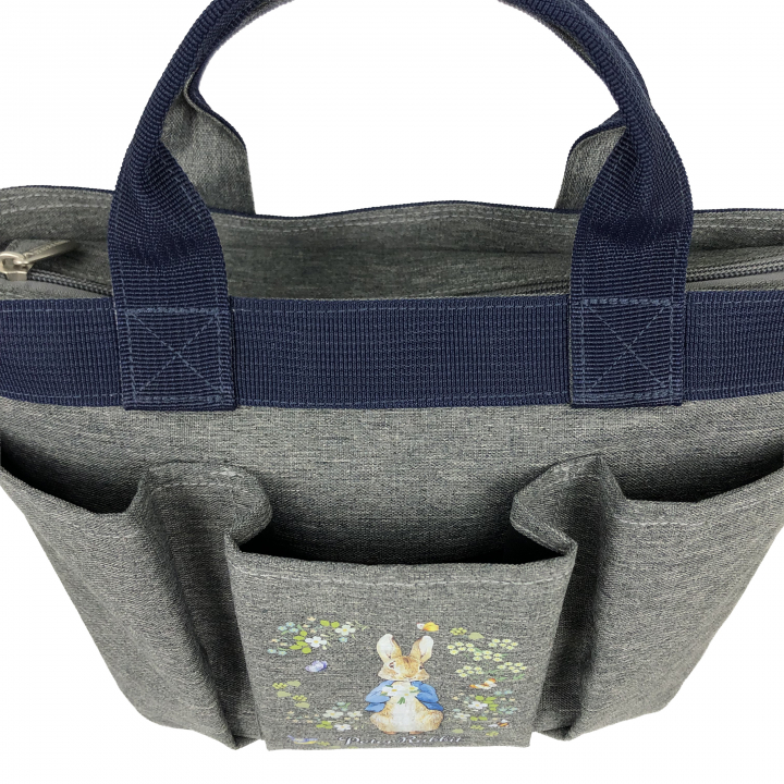 スリーポケット ランチバッグ [PETER RABBIT(TM) ピータ―ラビット(TM)] 多収納 トートバッグ  バイカラー ウサギ柄 小花柄 ガーデン 舟型トート サブバッグ ファスナー付トート お弁当かばん レディース グレー0652