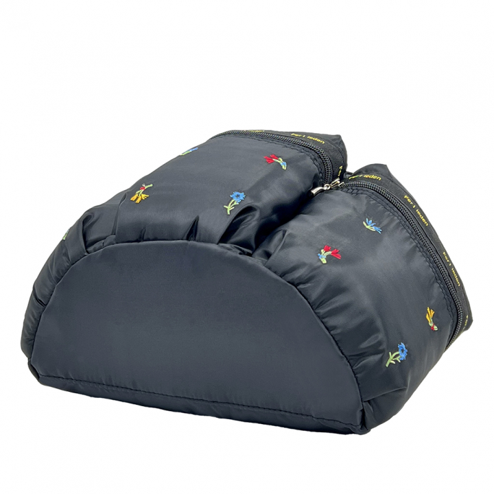 [Sofia Valentino ソフィアバレンチノ] 小花柄 刺繍 3ポケットリュック | ボンディング素材 軽量 リュックサック 収納力抜群 かわいい レディース 花柄 黒 ブラック 4797